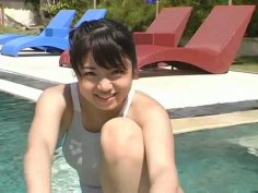 Charming Japanese chick Shizuka Nakamura in the pool